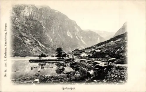 Ak Gudvangen Norwegen, Landschaft mit Bergen, Wasser, Gebäude, Kühe, Gudvangen