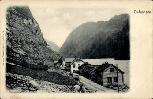 Ak Gudvangen Norwegen, Berglandschaft, Häuser am Fjord, Text:  P. Beyer's Touristbureen