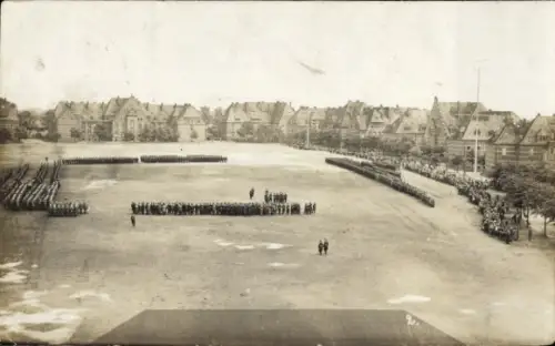 Ak Stavanger Norwegen, Militärparade, Soldaten in Formation, Zuschauer, Stavanger