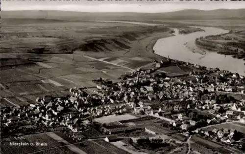 Ak Nierstein am Rhein, Luftaufnahme von Nierstein am Rhein, Weinberge, Fluss, Häuser