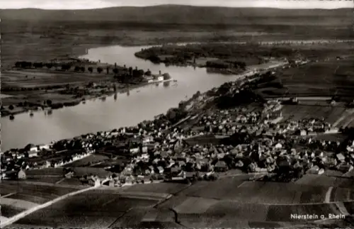 Ak Nierstein am Rhein, Luftaufnahme von Nierstein am Rhein, Fluss, Landschaft, Häuser