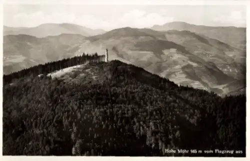 Ak Hohe Wand Niederösterreich, Luftaufnahme des Berges  985 m, Wald, Berge im Hintergrund
