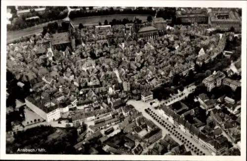 Ak Ansbach in Mittelfranken Bayern, Luftaufnahme von  viele Dächer, Straßenansicht