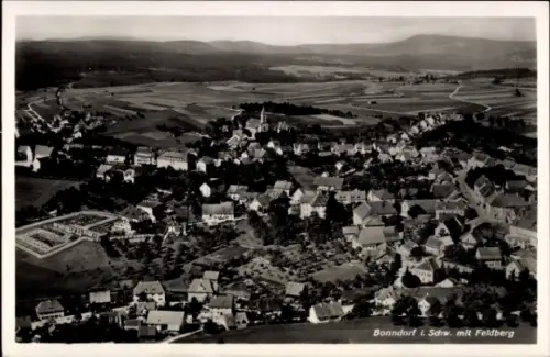 Ak Bonndorf im Schwarzwald, Luftaufnahme von  Feldberg im Hintergrund, viele Häuser