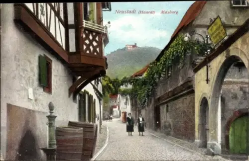Ak Neustadt an der Weinstraße, Straßenpartie mit Maxburg im Hintergrund