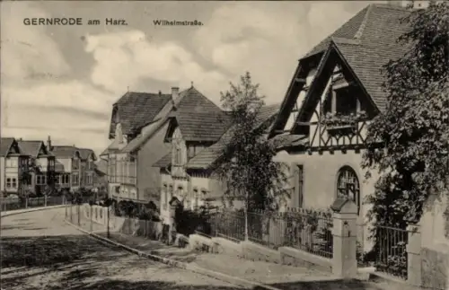 Ak Gernrode Quedlinburg im Harz,   Wilhelmstraße, alte Häuser, ruhige Straße,  Archi...