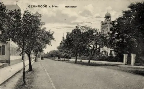 Ak Gernrode Quedlinburg im Harz, Stadtansicht mit Bäumen, Straßenansicht, Gebäude im Hintergrund