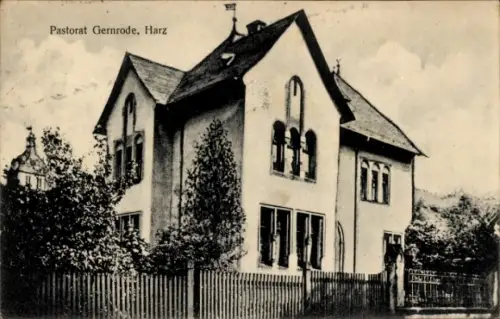 Ak Gernrode Quedlinburg im Harz, Pastorat  Harz, großes Gebäude, umgeben von Garten, Zäune