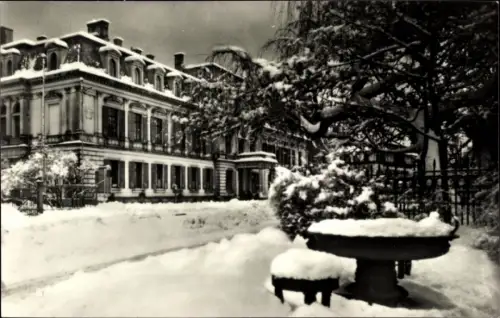 Ak Meiningen, Die August Bebel Straße im Winter, verschneite Sitzgruppe