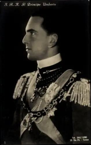 Ak Umberto II, König von Italien, Portrait in Uniform, Orden