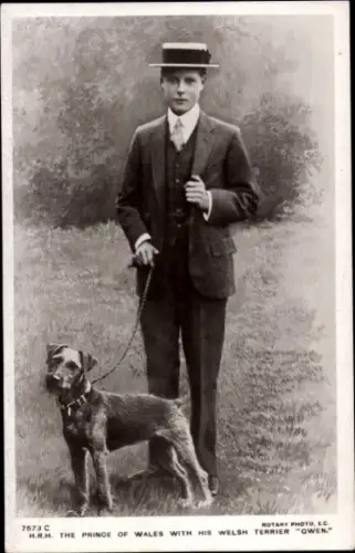 Ak Prince of Wales, Edward VIII, Standportrait mit Welsh Terrier Gwen