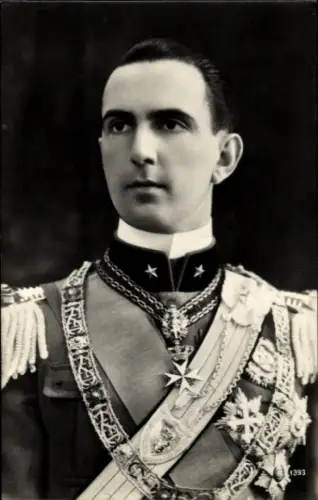 Ak Umberto II, König von Italien, Portrait in Uniform, Orden
