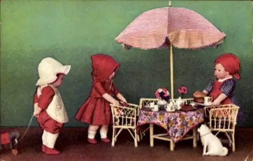 Ak Drei Käthe Kruse Puppen beim Kaffeeklatsch, Hund