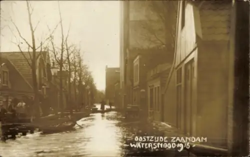 Foto Ak Zaandam Zaanstad Nordholland, Hochwasser, Überschwemmte Straße, 1916