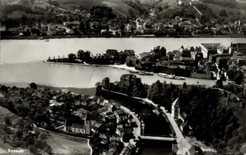 Ak Passau in Niederbayern, Luftaufnahme von  Flusslandschaft, Stadtansicht, Schiffe