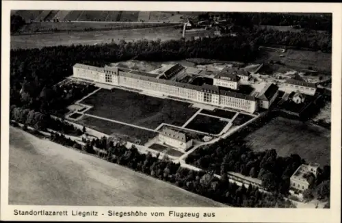 Ak Legnica Liegnitz Schlesien, Luftaufnahme Standortlazarett  Siegeshöhe vom Flugzeug aus