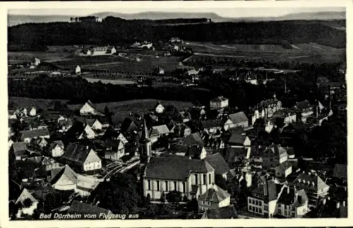 Ak Bad Dürrheim im Schwarzwald, Luftaufnahme von  Häuser, Kirche, Landschaft