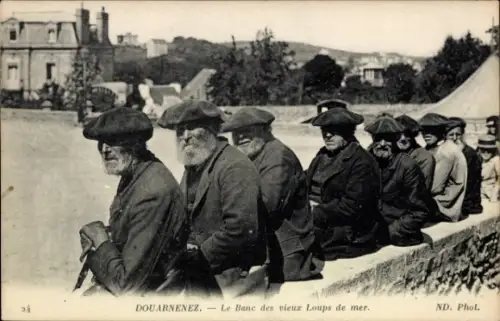 Ak Douarnenez Finistère, Le Banc des vieux Loups de Mer, alte Seeleute auf einer Mauer, ND Phot.