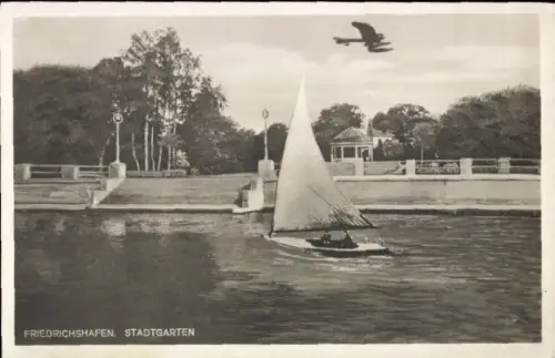 Ak Friedrichshafen am Bodensee,  Stadtgarten, Segelboot, Bäume, Pavillon, Flugzeug