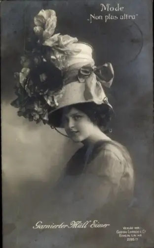 Ak Damenmodel mit garniertem Mülleimer als Kopfbedeckung