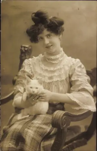 Foto Ak Damenportrait mit Katze auf dem Schoß