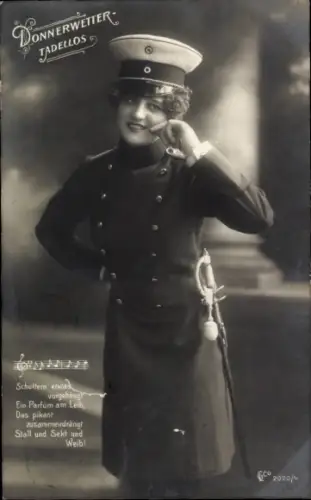 Foto Ak Damenmodel in Uniform, Donnerwetter Tadellos