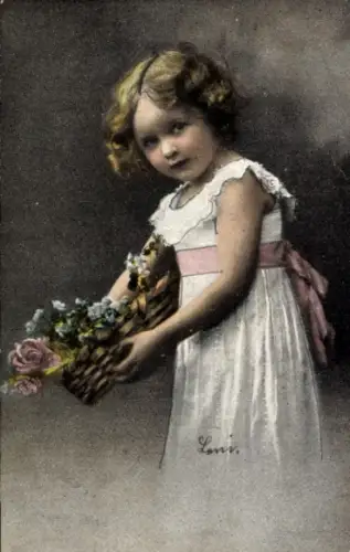 Ak Mädchen mit Blumen, Portrait