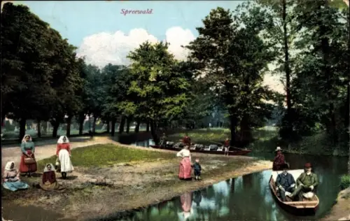 Ak Spreewald, Spreewälderin in Tracht,  Menschen am Wasser, Boote, Bäume