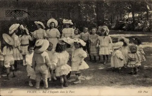 Ak Vichy Allier, Kinder im Park,  Gruppen von Mädchen, Hüte, Festlichkeit