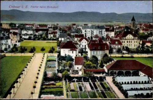 Ak Colmar Kolmar Elsass Haut Rhin, Luftaufnahme von  Bahnhof, Wohnhäuser, Gärten, Straßen