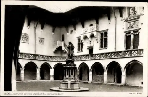 Ak Kraków Krakau Polen,  Innenhof mit Kopernikus Denkmal, Statue, Arkaden, Galerie