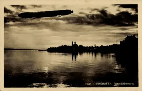 Ak Friedrichshafen am Bodensee, Zeppelin über der Stadt, Abendstimmung