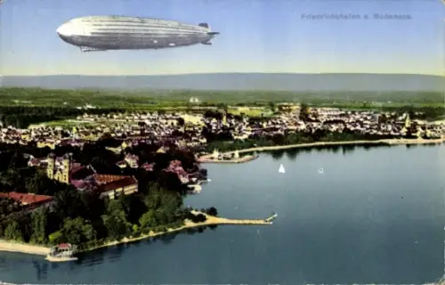 Ak Friedrichshafen am Bodensee, Gesamtansicht, Zeppelin über der Stadt