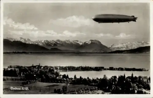 Ak Lindau am Bodensee Schwaben, Gesamtansicht, Zeppelin über der Stadt