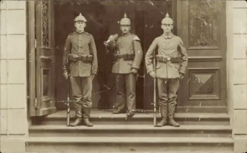 Foto Ak Deutsche Soldaten in Uniform, Wache vor dem Gewerkschaftshaus, Weltkrieg 1914-1918