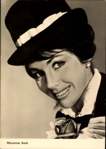 Ak Schauspielerin Marianne Koch, Portrait, Frau am dunklen Fenster