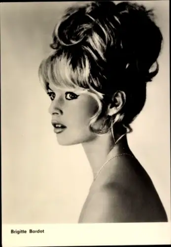 Ak Schauspielerin Brigitte Bardot, Portrait, Film Babette zieht in den Krieg