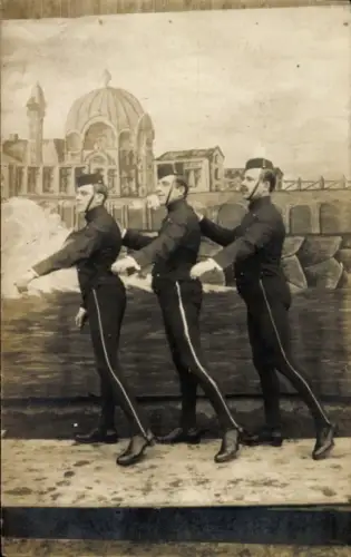 Foto Ak Drei Hotelboys in Uniformen, Gruppenfoto