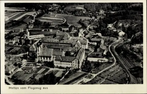 Ak Berg (bei Deggendorf) Metten an der Donau Niederbayern, Metten vom Flugzeug aus