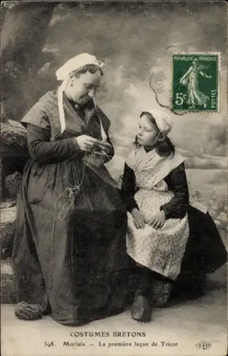 CPA Morlaix Finistère, Costumes Bretons, La première leçon de Tricot