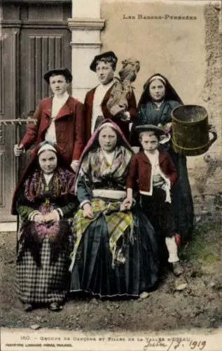 Ak Pyrenäen, Familienbild, Menschen in Volkstrachten