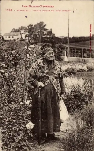 CPA Biarritz Pyrénées Atlantiques, Vieille Femme du Pays Basque