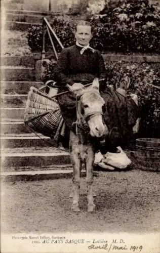 CPA Au Pays Basque, Laitière
