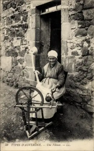 Ak Types d'Auvergne, Une Fileuse, Spinnrad