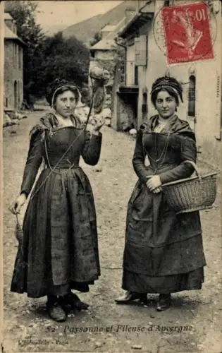 CPA Paysanne et Fileuse d'Auvergne, Frauen in Tracht