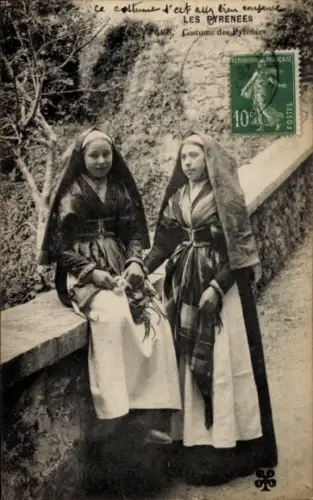 CPA Les Pyrenees, Frauen in Tracht