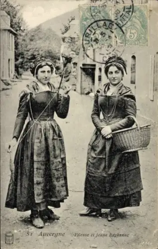 CPA Auvergne, Fileuse et jeune Paysanne