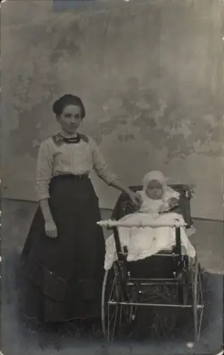Foto Ak Mutter mit Tochter, Kinderwagen, Portrait