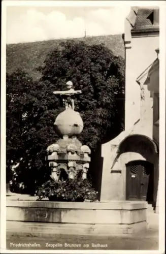 Ak Friedrichshafen am Bodensee, Brunnen mit Zeppelin, Rathaus, Bäume, Schwarz-Weiß-Foto