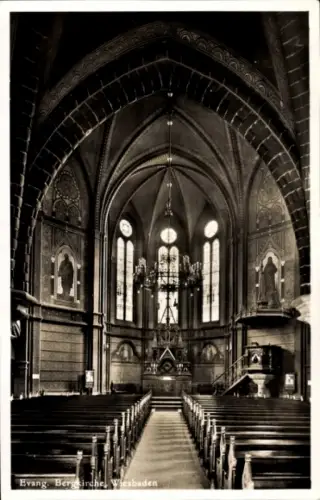 Ak Wiesbaden in Hessen, Evang. Bergkirche,  Innenansicht, Kirchenbänke, Fenster, Altar